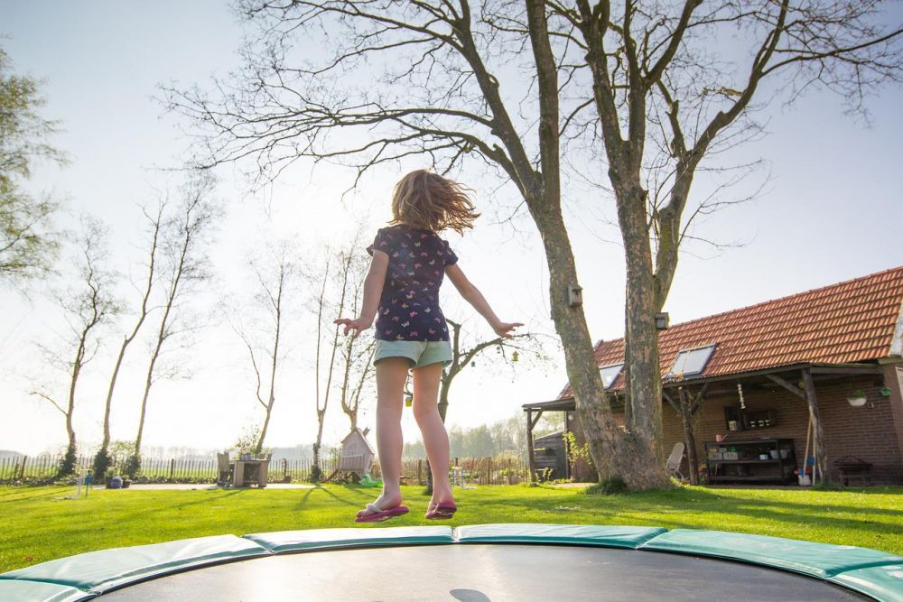 Giv børnene bedre rammer for udendørs leg med en trampolin til din have